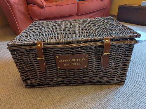 Brand new alfred - button, wicker